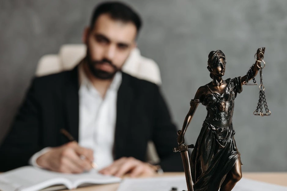 Profesjonalny konsultant prawny omawiający dokumenty z klientem w nowoczesnym biurze.